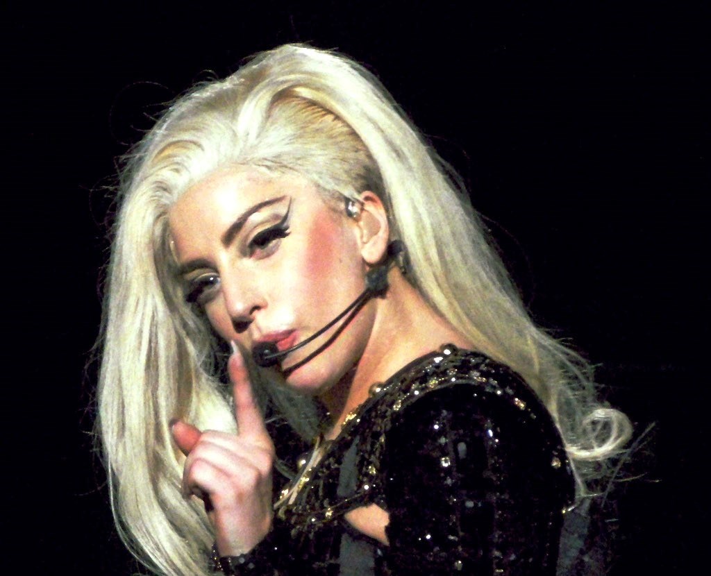 Леди гага на звонок. Леди Гага 2007. Странная певица. Странная американская певица. Леди Гага прически.